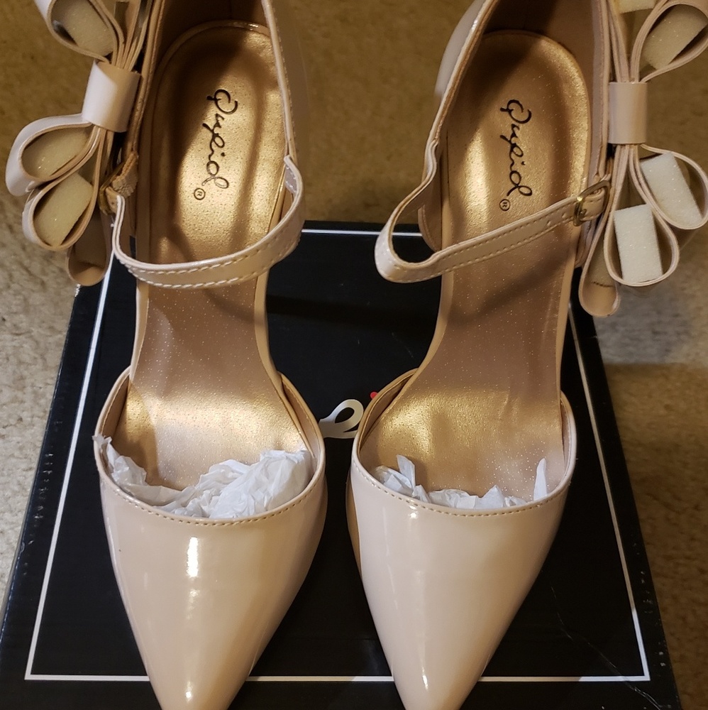 Pumps with Side Bow